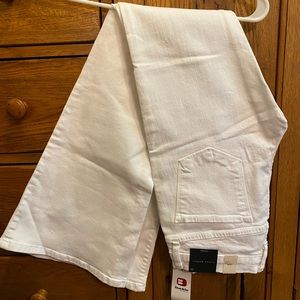 Flying monkey white jeans. New with tags. Midrise flair size 25